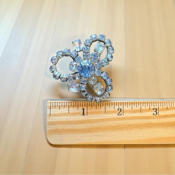 Vintage Rhinestone Brooch – Clear / Light Blue Stones – Estate Jewelry - Picture 5 of 6